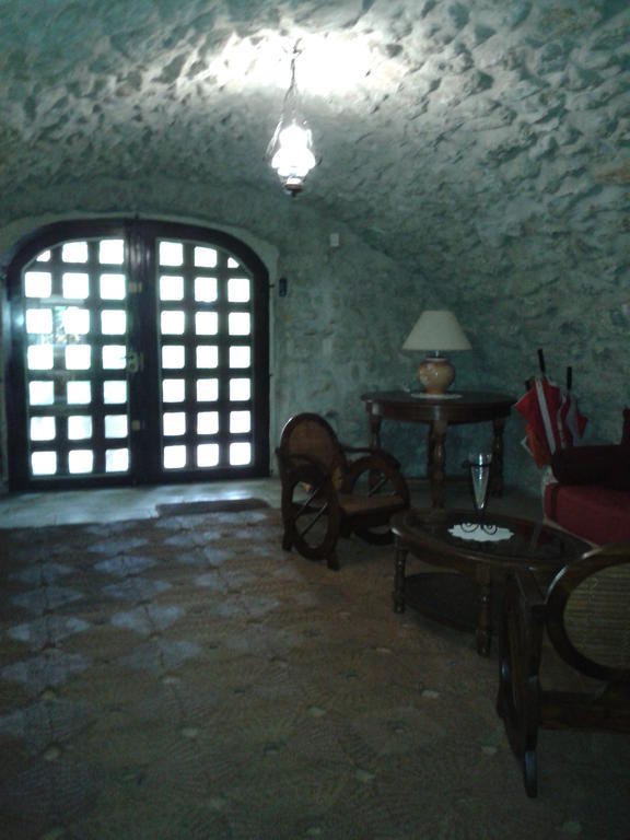 לינה וארוחת בוקר Sérignan-du-Comtat Le Chateau Des Estubiers מראה חיצוני תמונה