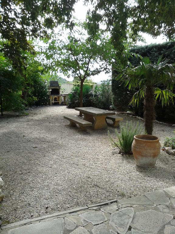לינה וארוחת בוקר Sérignan-du-Comtat Le Chateau Des Estubiers מראה חיצוני תמונה